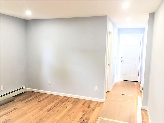 3rd image of 16 Abbott Pl