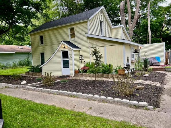 528 N Line St, Chesaning, MI 48616
