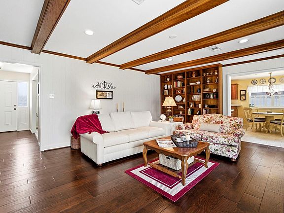 5th image of 218 Tree Trunk Dr