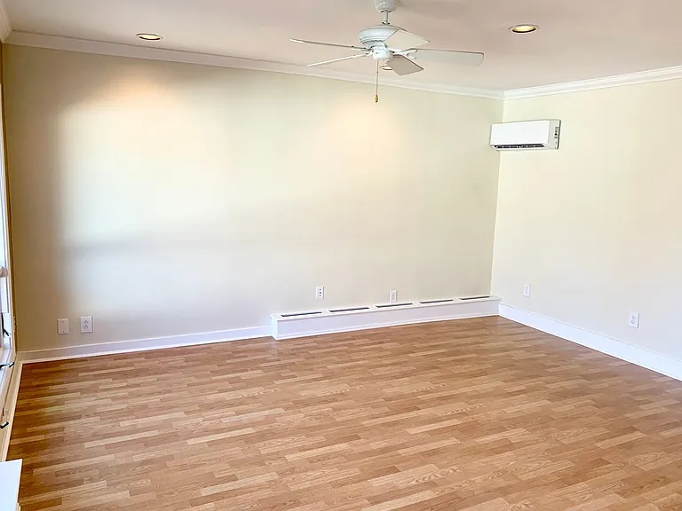 156 N Worth St — Photo 9