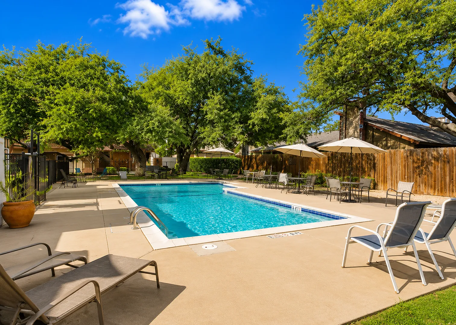 Beautiful 2 Br Condo In Desired Gated Community - North East San Antonio - Centrally Located — Photo 2