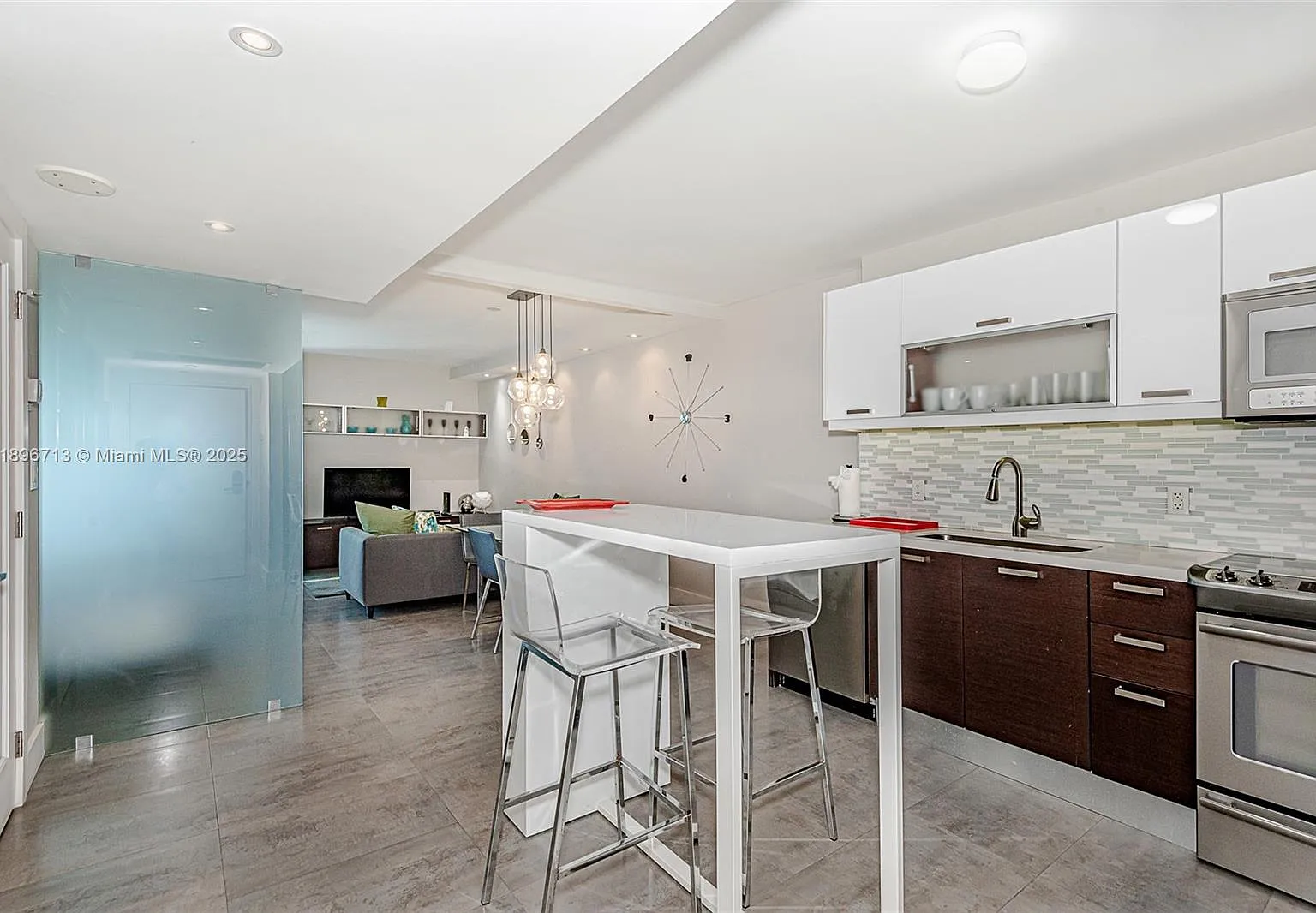 Roney Palace Condo — Photo 1