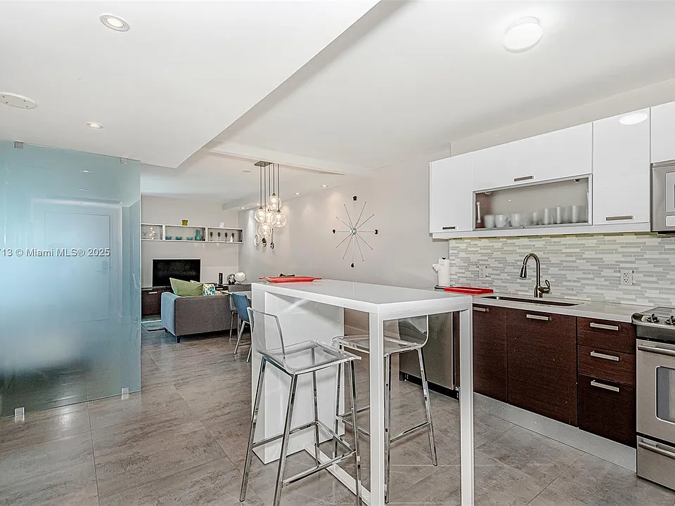 2301 Collins Ave #723