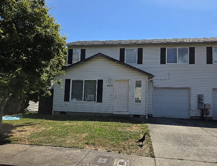 923 Charter Pl NE — Photo 1