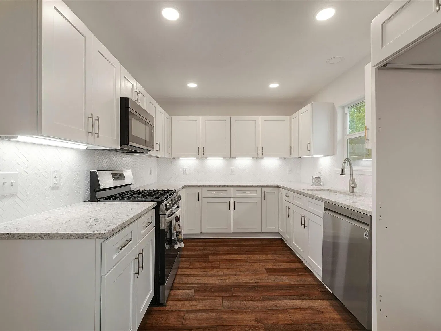 4 bed, 2.0 bath, 1370 sqft, $2,200 — Photo 3