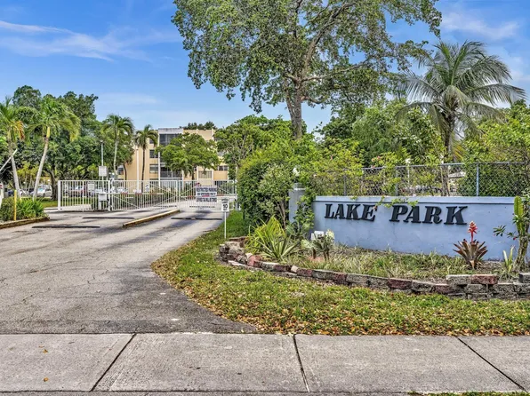 922 NE 199th Street #1E, Miami, FL 33179