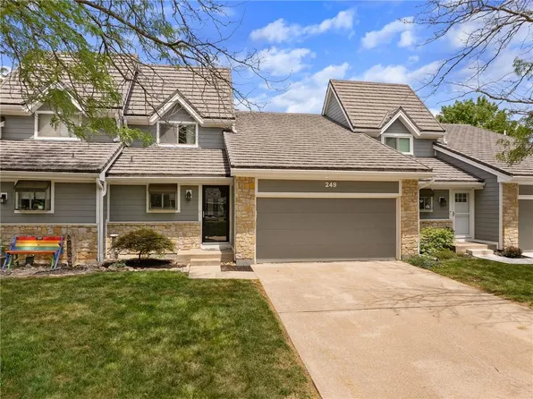 249 NE Edgewater Dr, Lees Summit, MO 64064