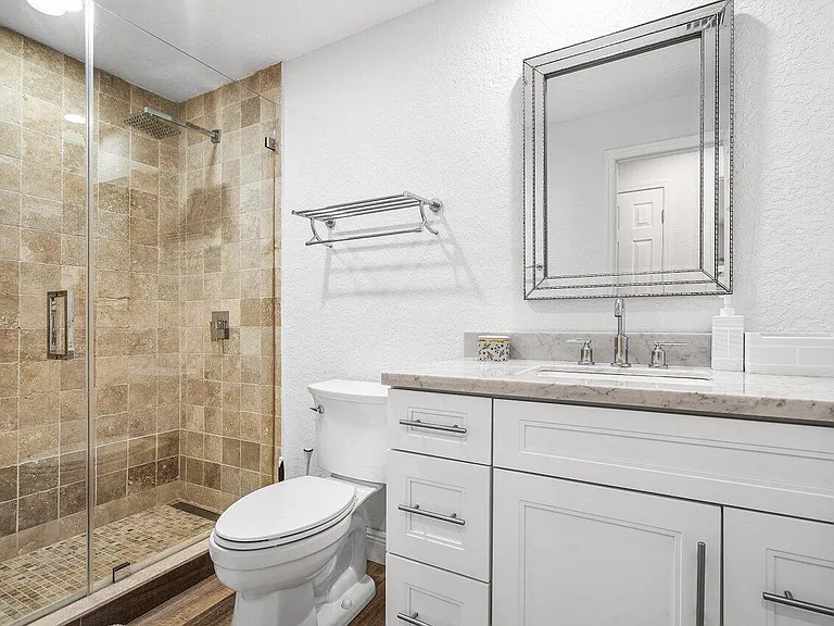 671 Lindell Blvd — Photo 24