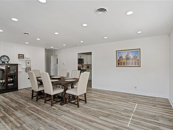 3rd image of 605 Beverly Garden Dr