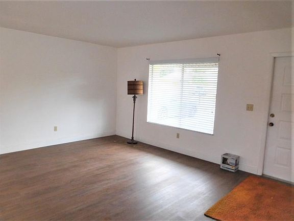 3rd image of 621 24th Pl SW