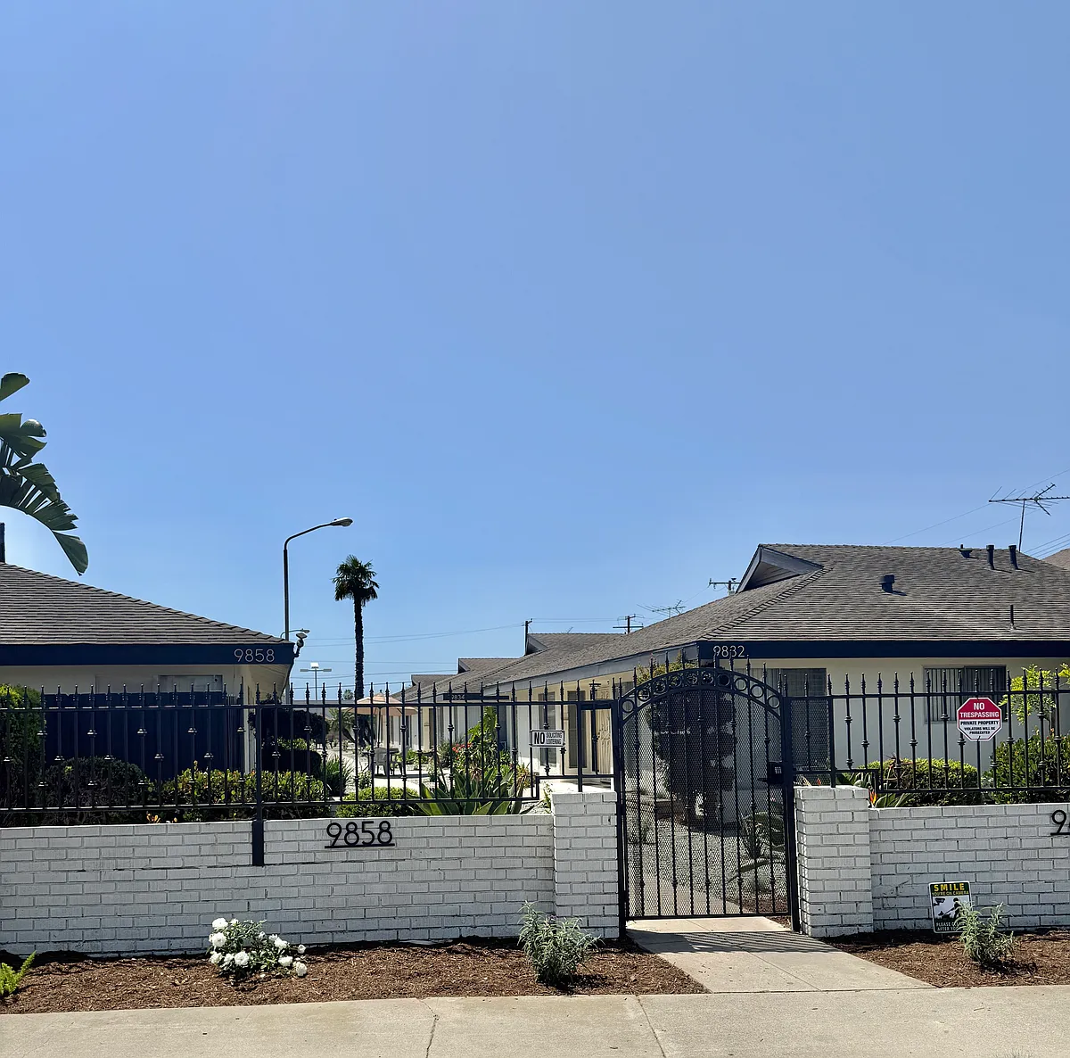 Building Photo - 9836 Acacia Ave #C
