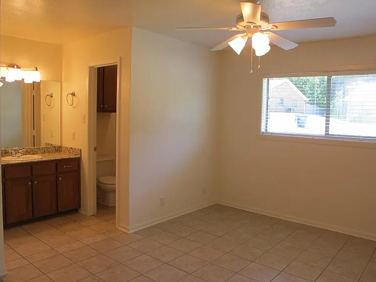 304 Mockingbird Ln — Photo 9