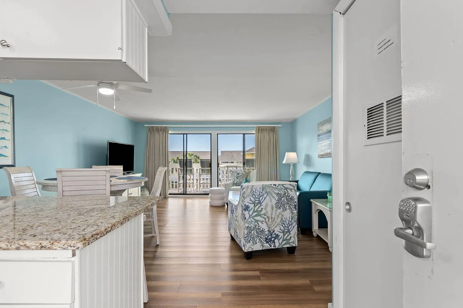 2 bed, 2.0 bath, 947 sqft, $3,548 — Photo 2