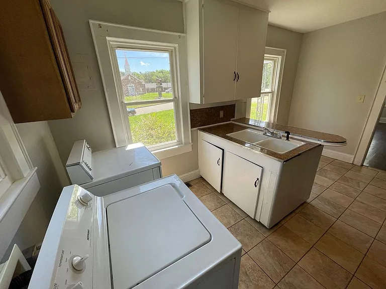 825 Churchill Dr — Photo 4