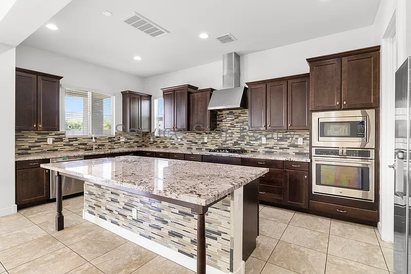 5 bed, 3.0 bath, 3335 sqft, $3,100 — Photo 4