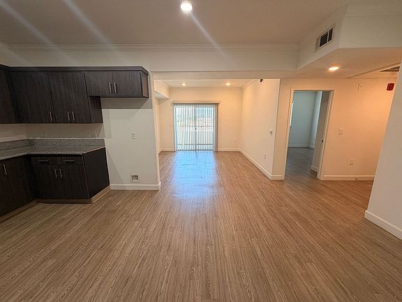 4th image of 7500 Vineland Ave Unit 401