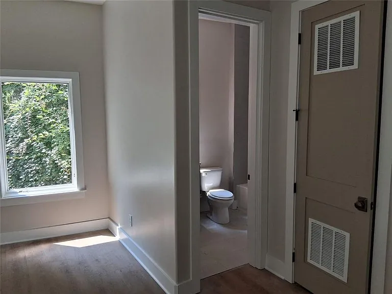 3525 Kingsboro Rd NE — Photo 6