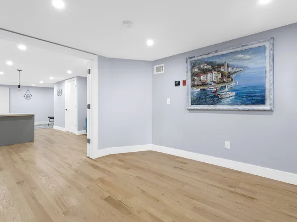 14 Roosevelt Place image 15 of 16