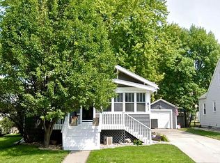 813 8th St, Sheldon, IA 51201