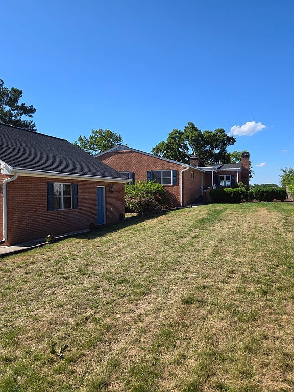 3032 N Riverside Dr - Property Image