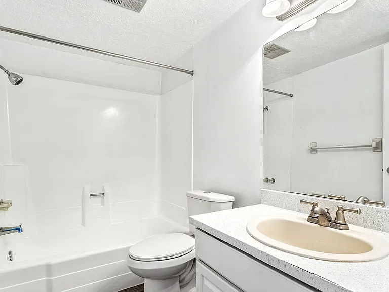 Greenwich Commons Apartment Homes — Photo 24