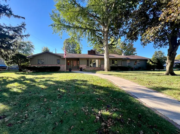 401 E Cedar Ln, Monticello, IL 61856