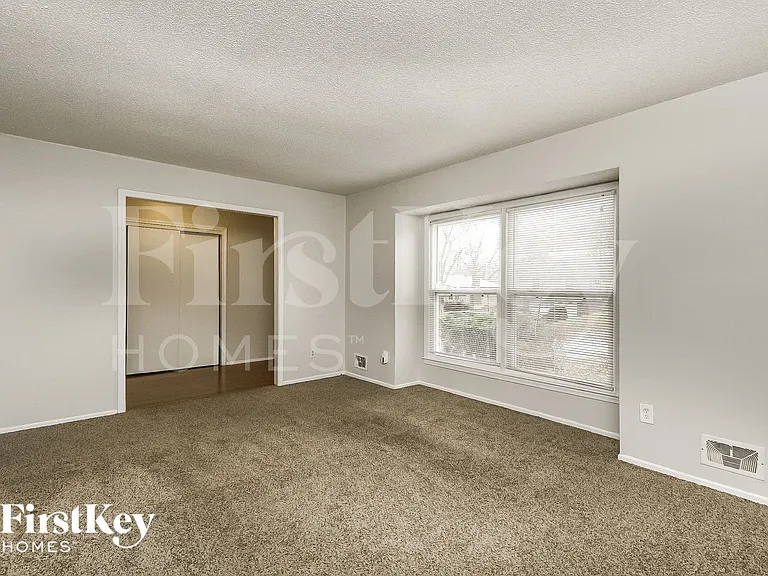 11943 Manchester Ave — Photo 3