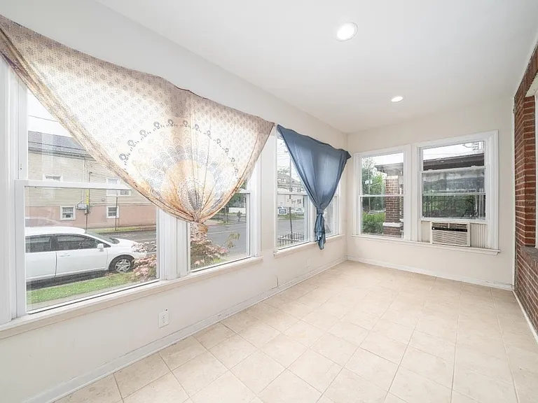 351 Somerset St — Photo 6