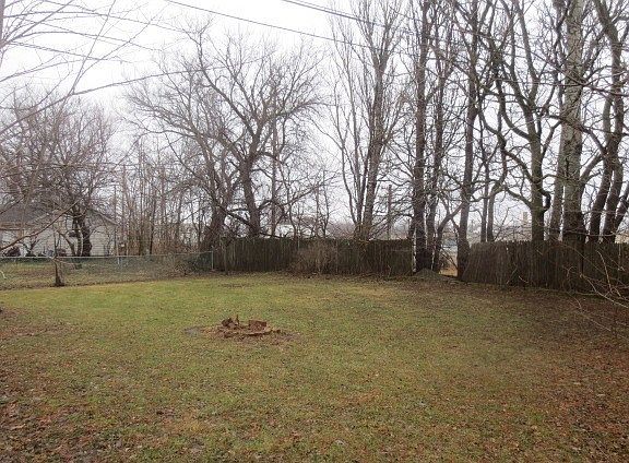 4th image of 208 Evans Ave