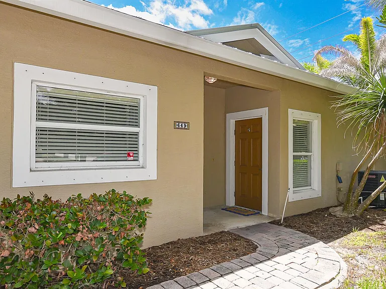 649 NE Bent Paddle Ln — Photo 5