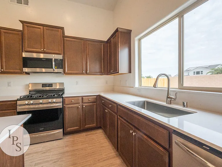 352 N Millard Ave — Photo 6