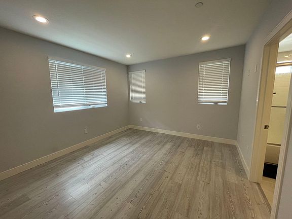 3rd image of 938 N Mariposa Ave #938