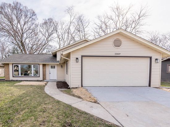 22607 Mission Dr, Richton Park, IL 60471