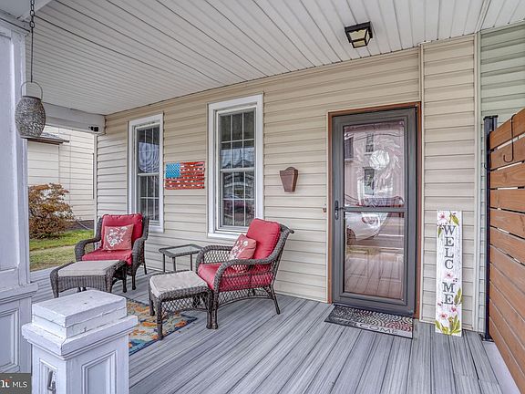 5th image of 423 Main St