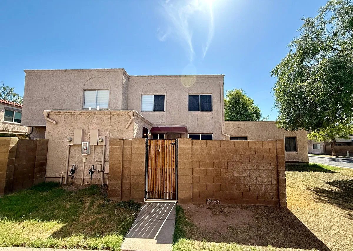2 bed, 1.0 bath, 902 sqft, $1,400 — Photo 2