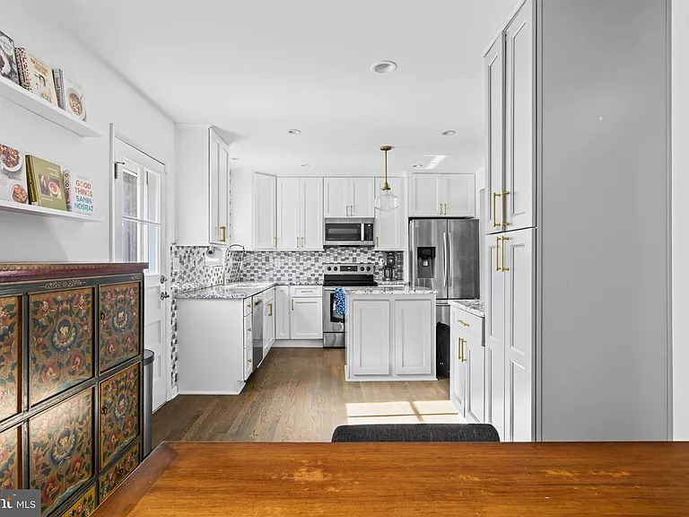 1015 Woods Pl — Photo 12