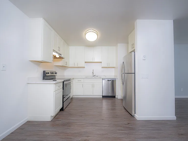 3040 Sunset UNIT#21 kitchen (1)