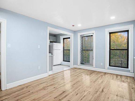 2nd image of 518 Hancock St #3