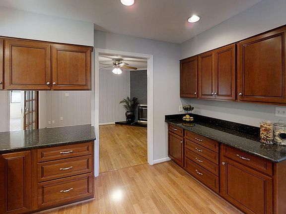 4th image of 619 John Marshall Dr NE