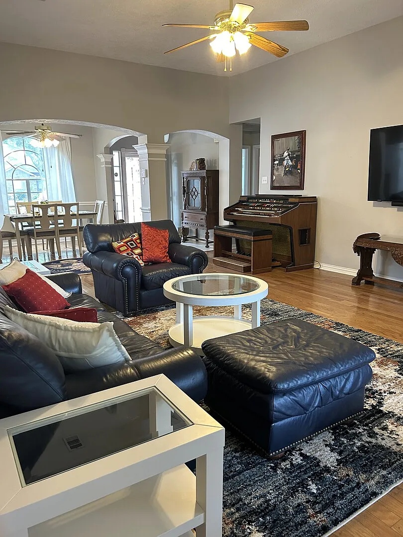 Stunning Katy Home - 2 Bedrooms 2 Offices - A Pet-Friendly Retreat wit — Photo 4
