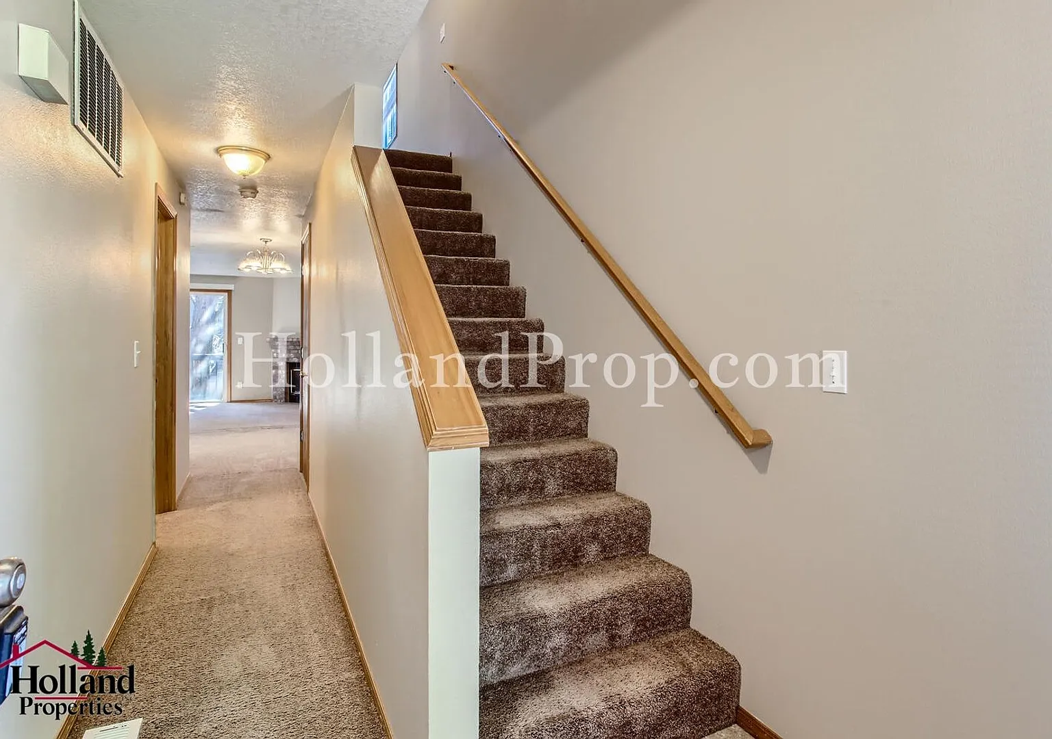 Lovely End unit of a triplex with garage — Photo 2