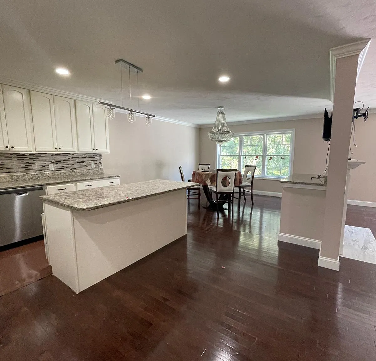 3 bed, 3600 sqft, $4,000 — Photo 2