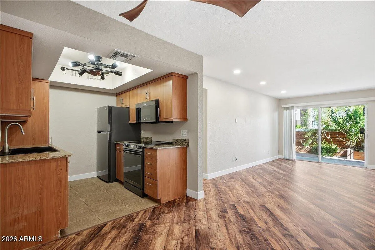 2 bed, 2.0 bath, 1044 sqft, $2,450 — Photo 4