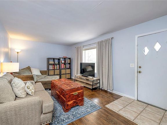 3rd image of 10714 Sharon Ln
