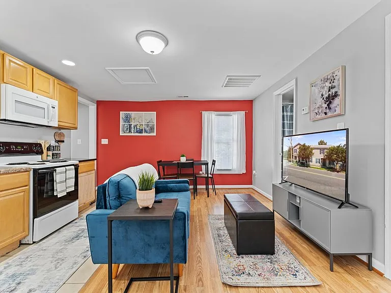 915 Lafayette Blvd #B — Photo 2