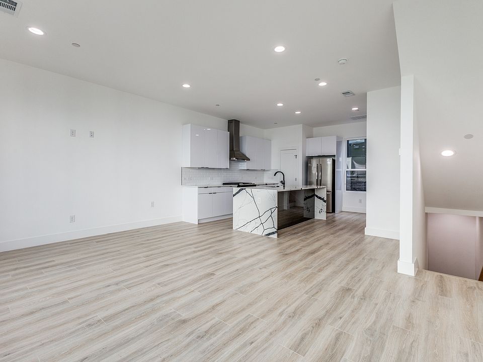 1st image of 2614 N Carroll Ave #102