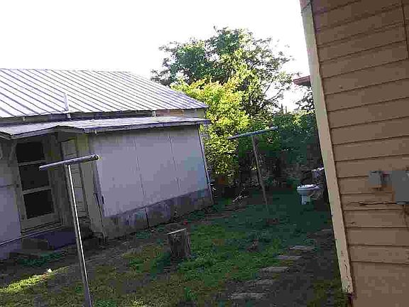 3rd image of 1406 W Travis St