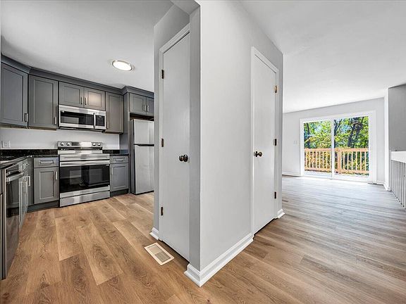 4th image of 728 Shelbourne Ave
