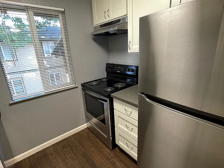 Emerald Park Apartments — Photo 13
