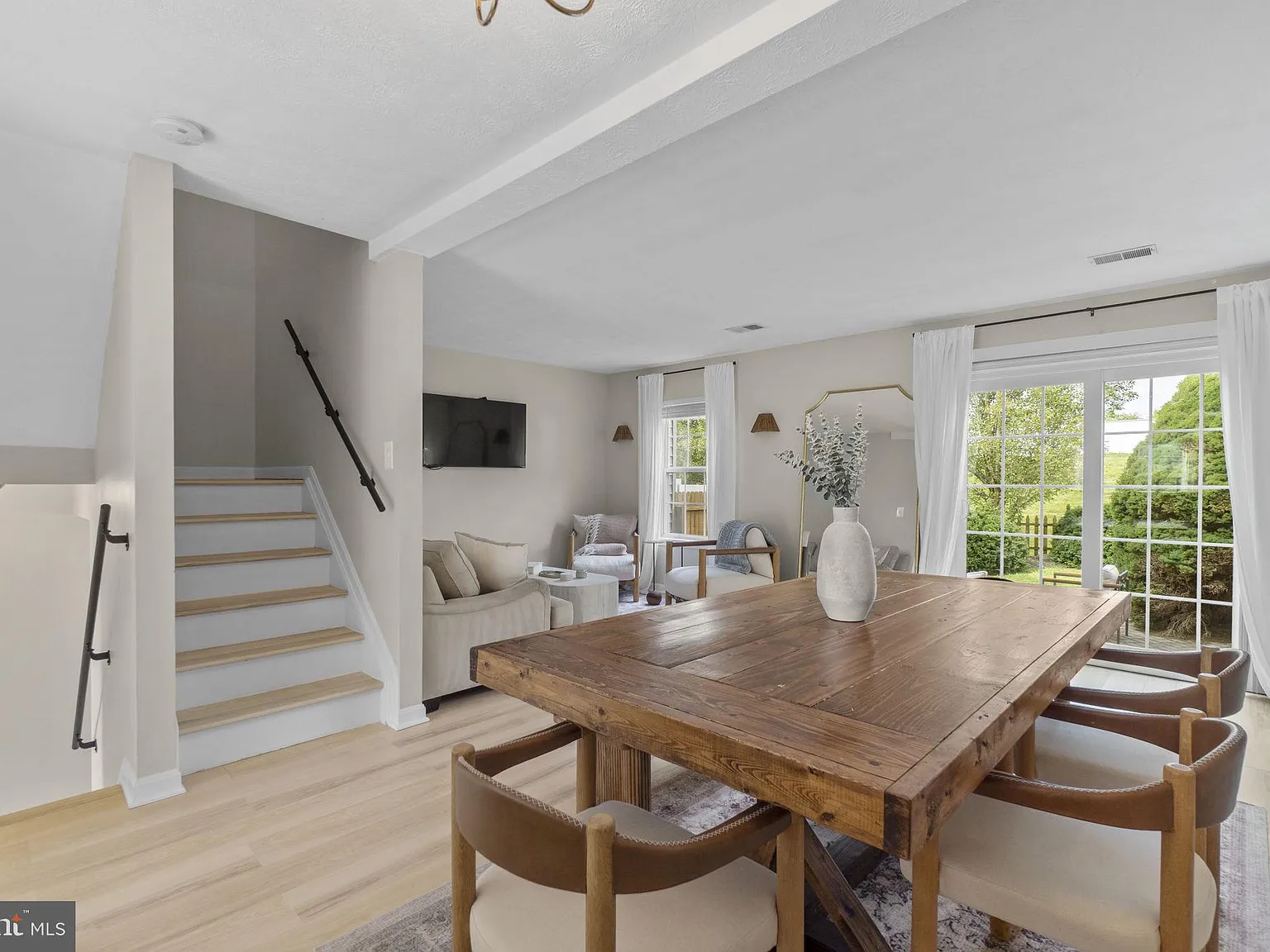 3 bed, 1.5 bath, 1424 sqft, $2,500 — Photo 2
